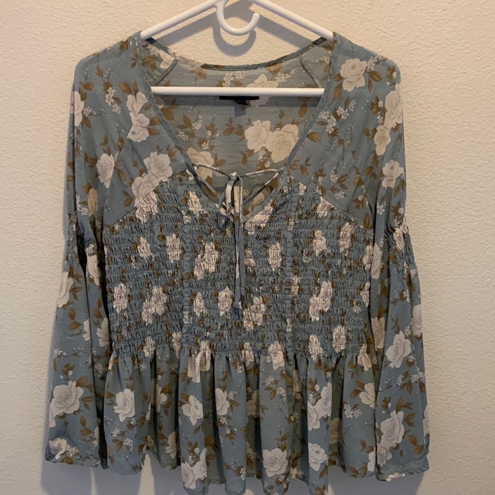 American Eagle Peasant Style Womens Top in size Small. Peplum. Flowey Sleeves.  